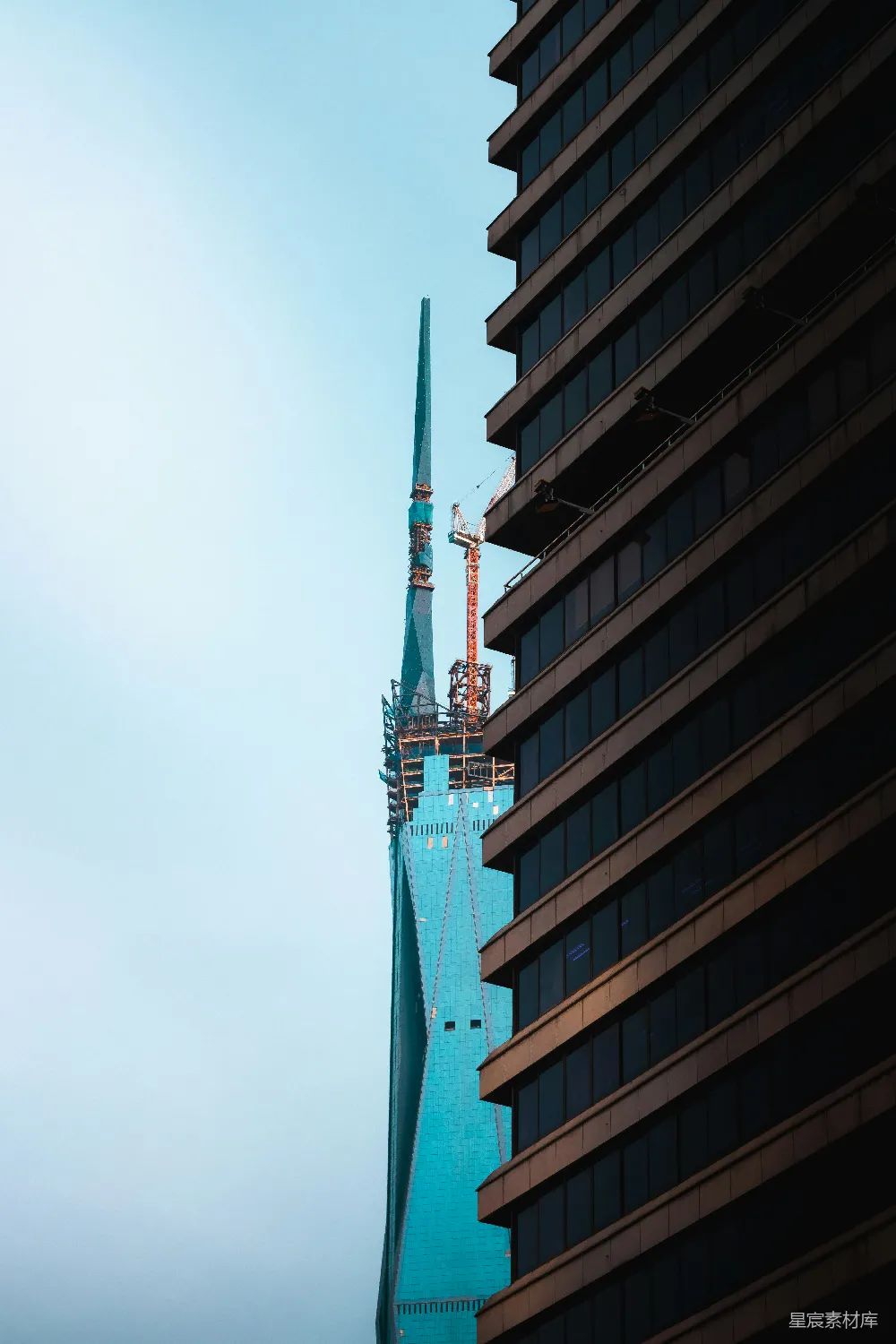 高清摄影  一座很高的建筑紧挨着另一座很高的建筑。