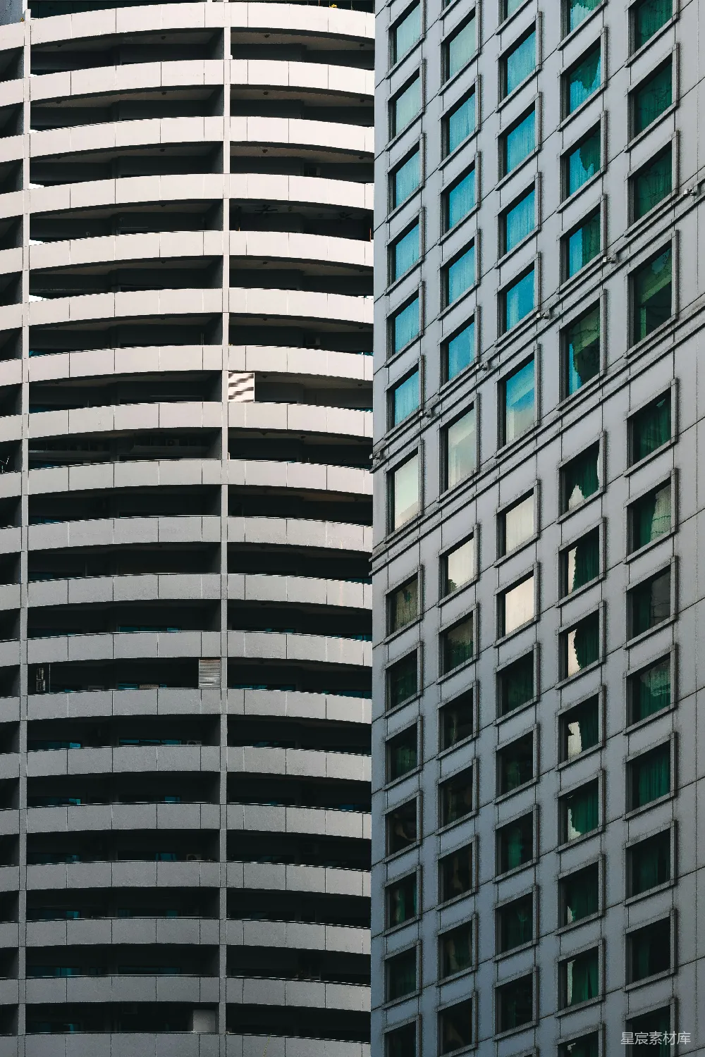高清摄影  一座高大的建筑紧邻着一座较小的建筑。