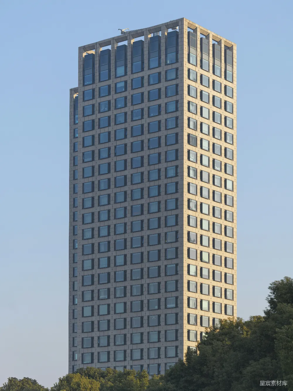 高清摄影  一座非常高大的建筑物，有许多窗户。