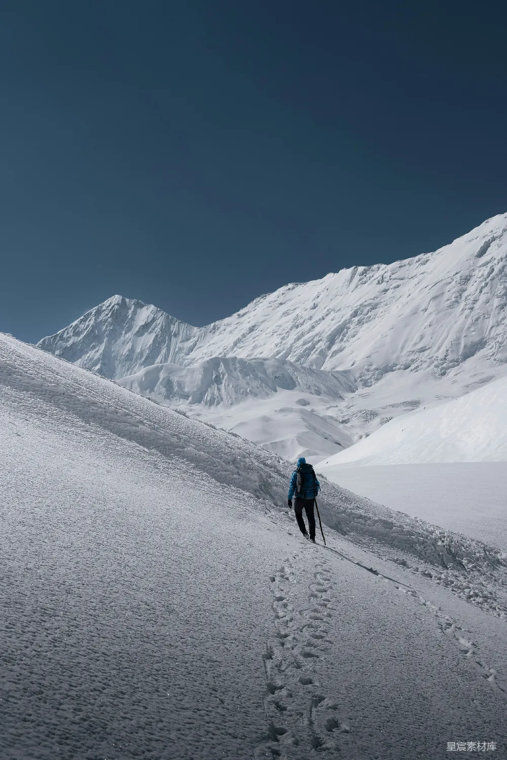 高清摄影 壁纸 旅行 一个走在雪覆盖的小山上的人