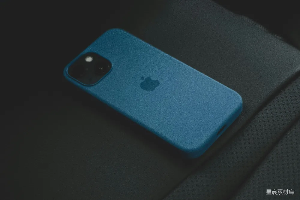 高清摄影  一个蓝色的iPhone放在汽车座椅上。