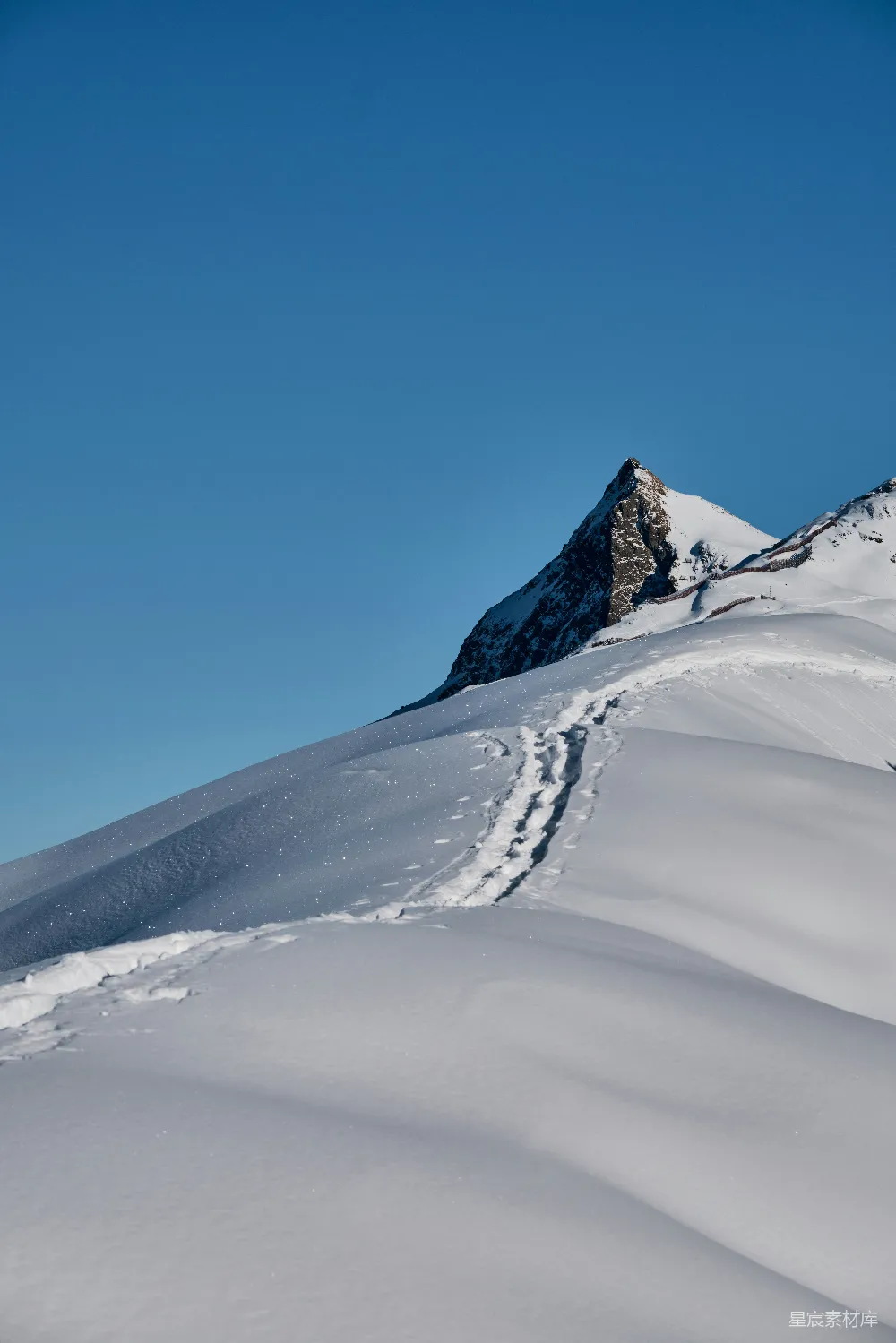 高清摄影 自然 旅行 壁纸 一个男人在雪覆盖的斜坡上滑雪。