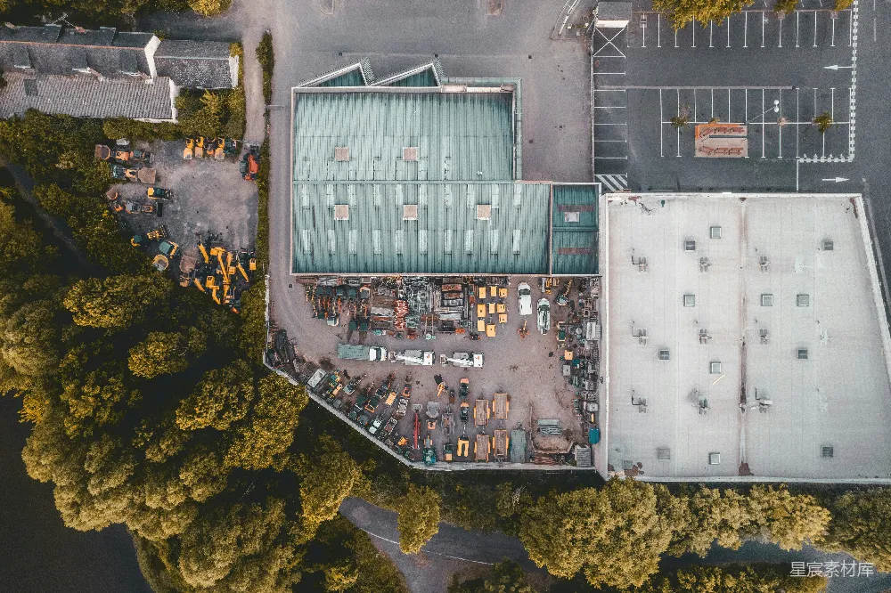 高清摄影 壁纸 一座建筑物的航拍图，周围有很多施工设备。