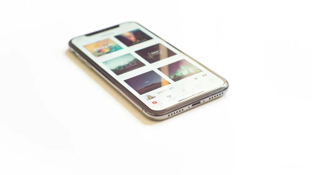 高清摄影  银色的iPhone X在Apple Music菜单中