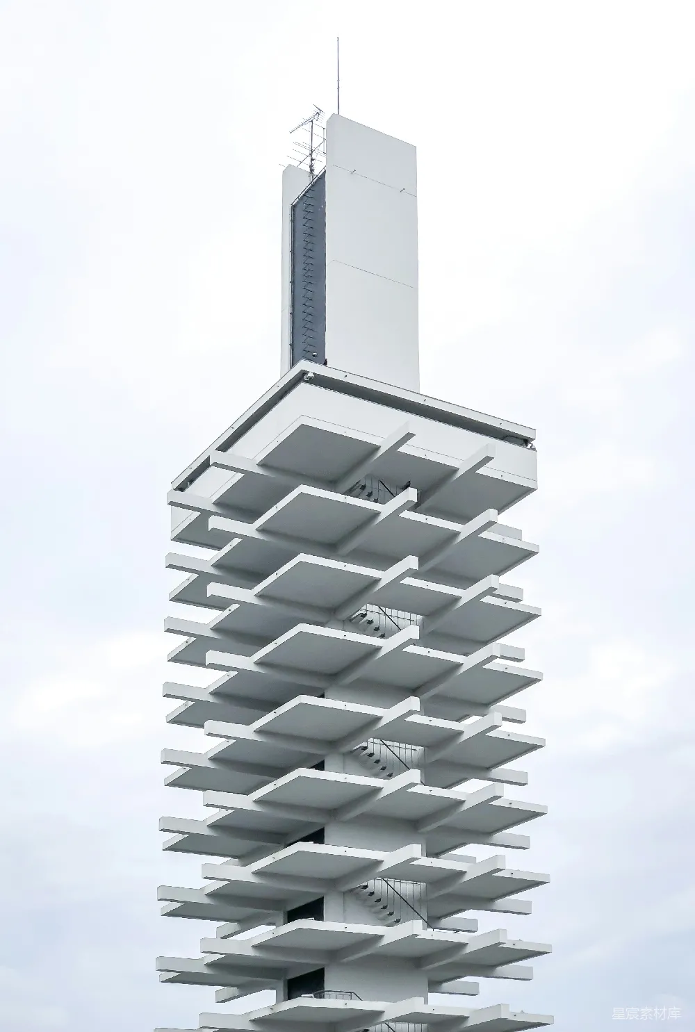 高清摄影  白天，灰白色的天空下，一座混凝土建筑矗立。