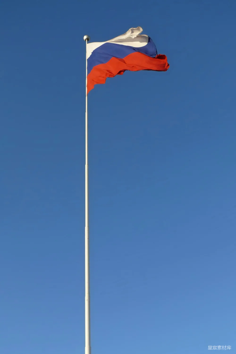 高清摄影  一面旗帜在蓝天中高高飘扬。