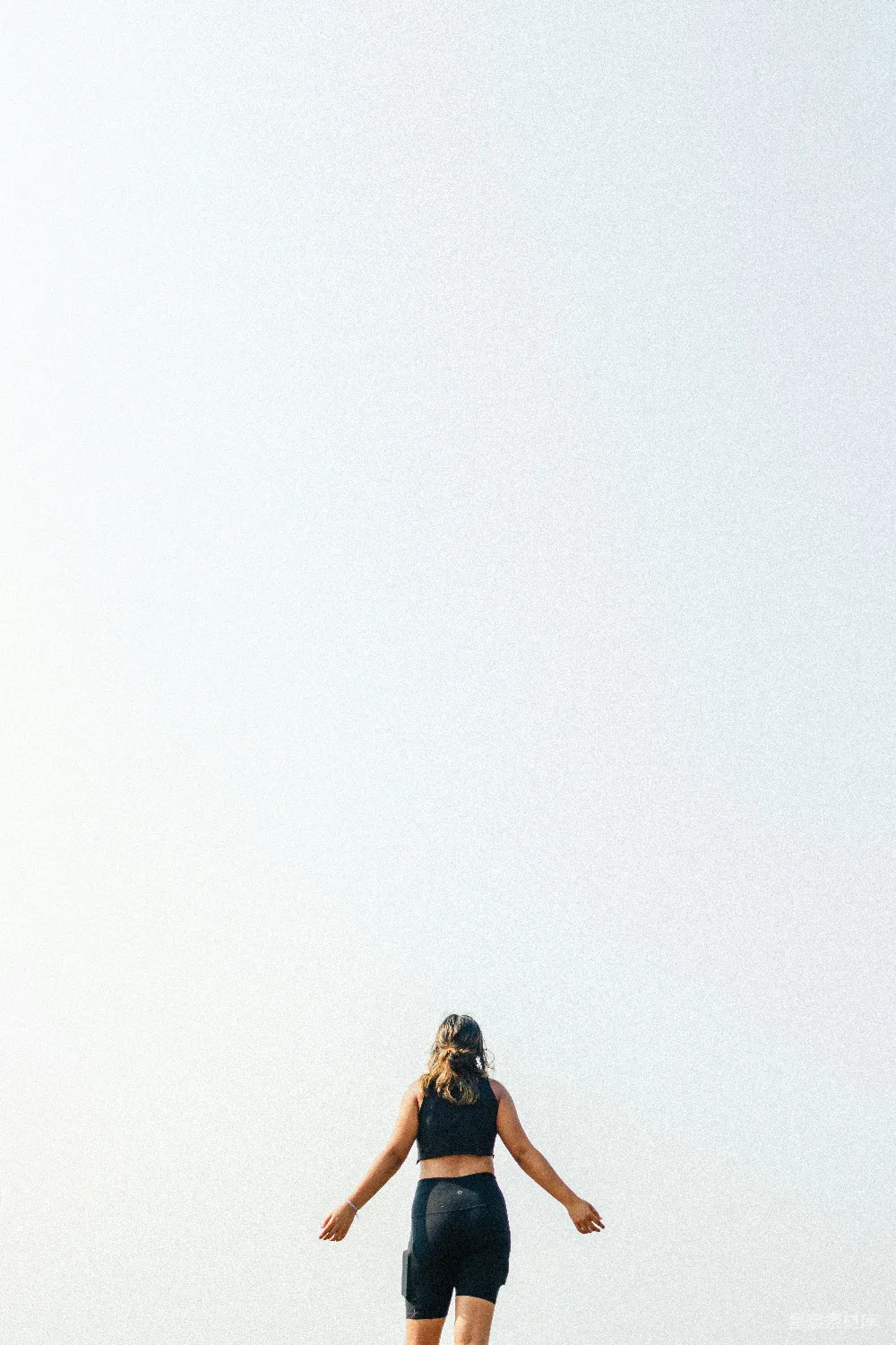 高清摄影 人物 一个女人在沙质海滩上放风筝。