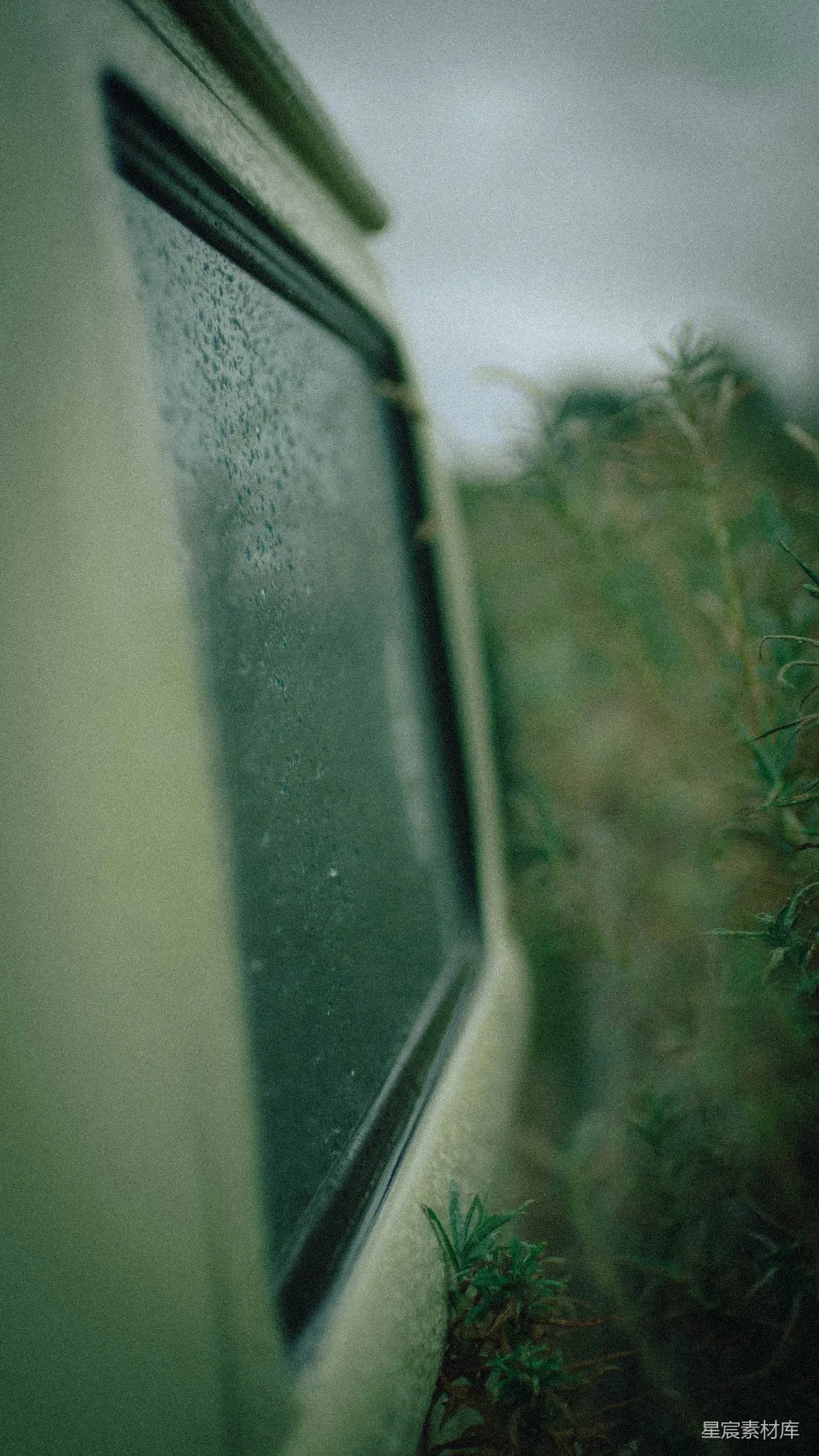 高清摄影  雨滴落在车窗上，田野里。