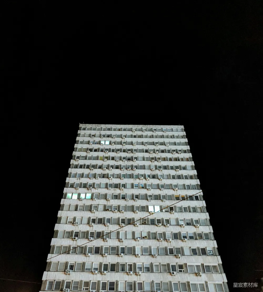 高清摄影  夜间拍摄白色混凝土建筑的低角度照片