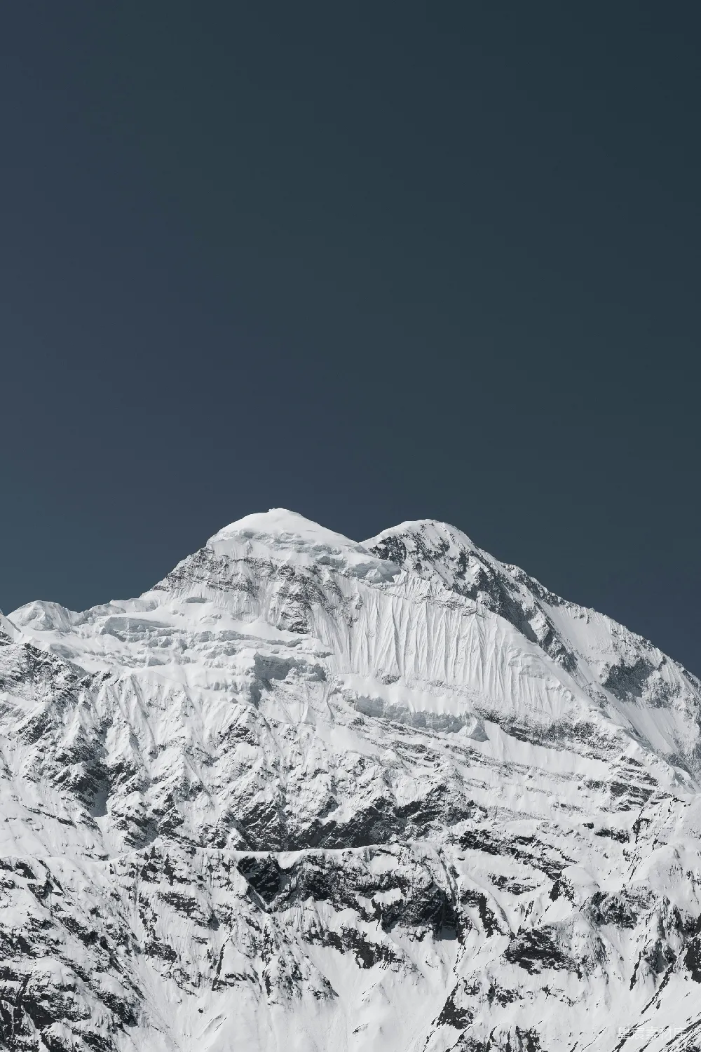 高清摄影 壁纸 旅行 自然 一座覆盖着积雪的大山在蓝天之下