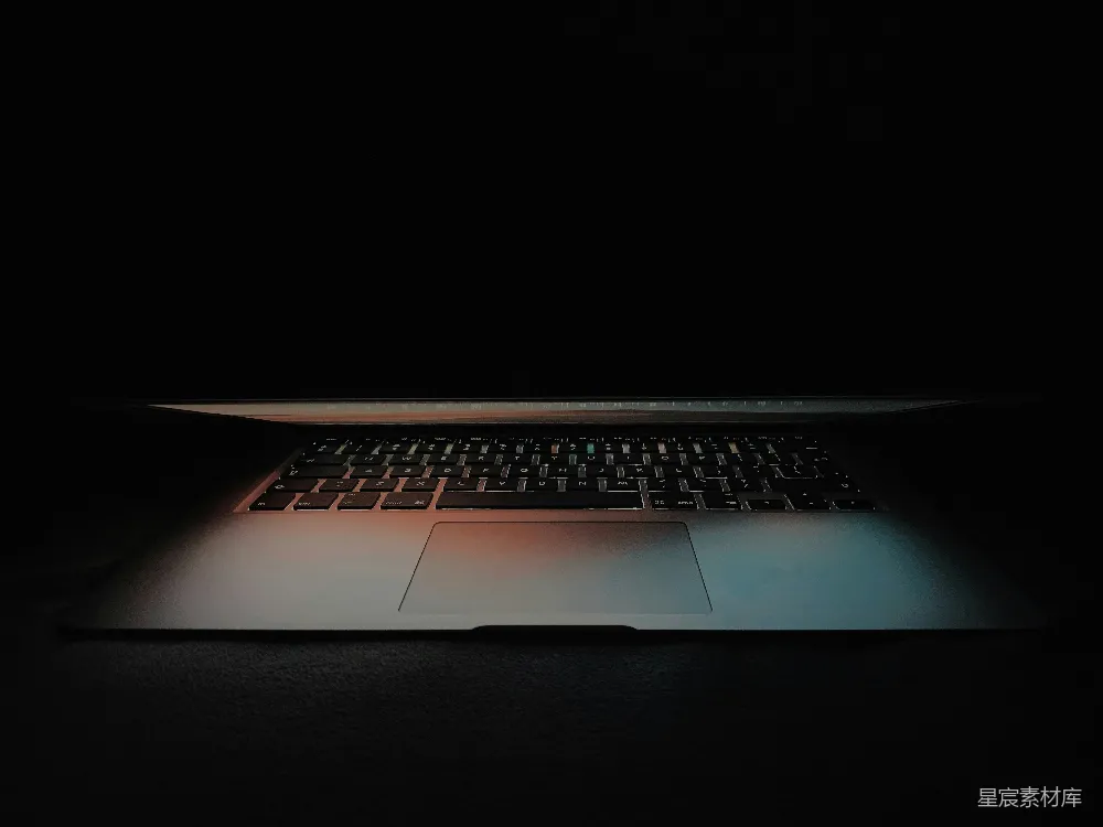 高清摄影  打开 MacBook