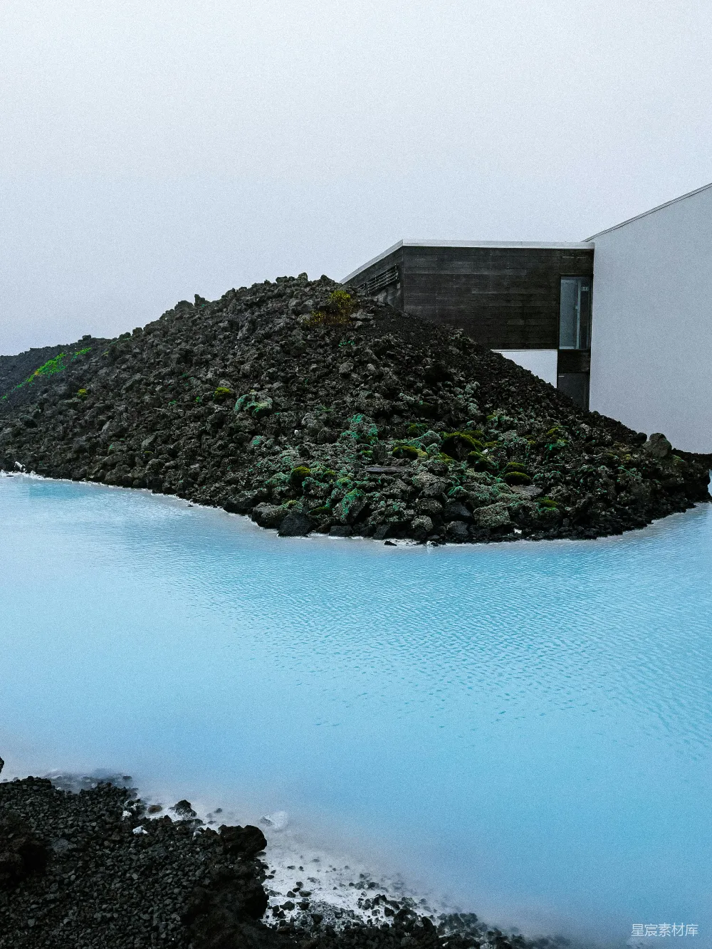 高清摄影  一片水域，背景中有一栋建筑物。