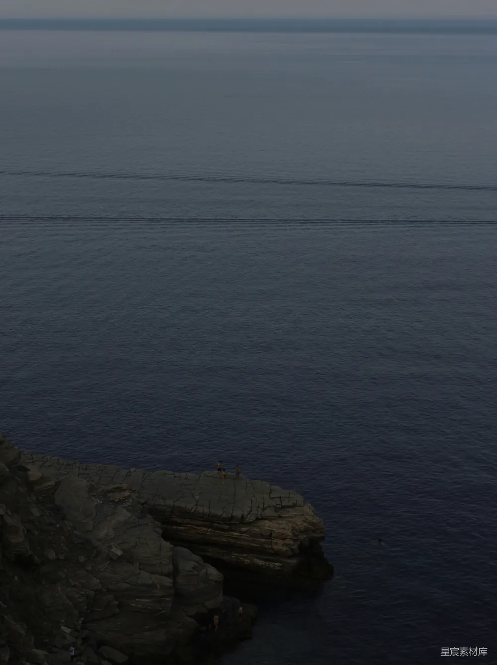 高清摄影  岩石海岸，背景中有一片水域。