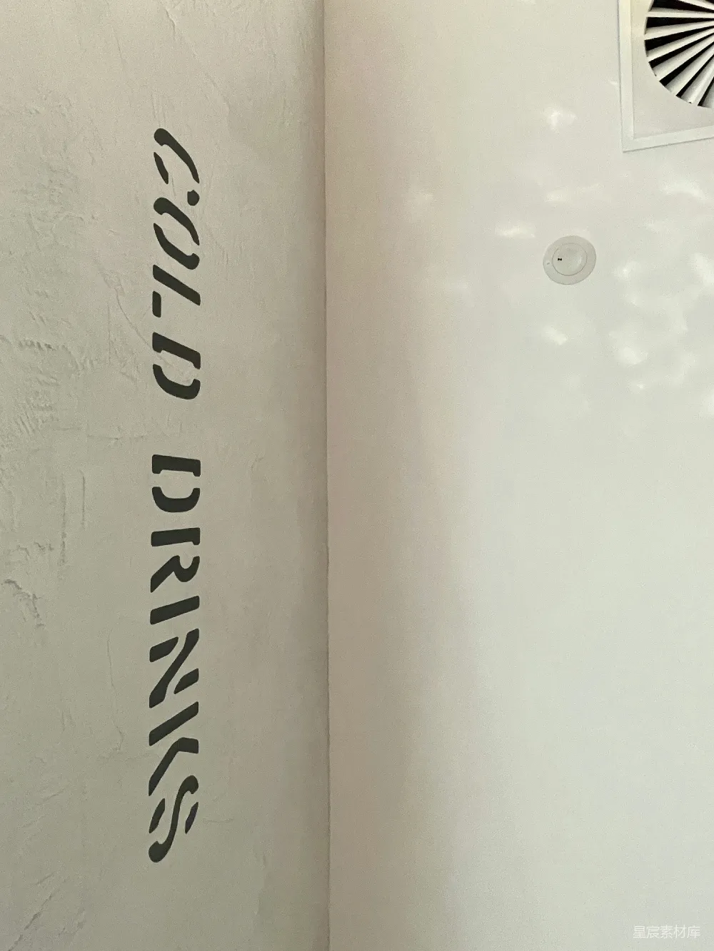 高清摄影  一面墙上写着黑色字母的白墙