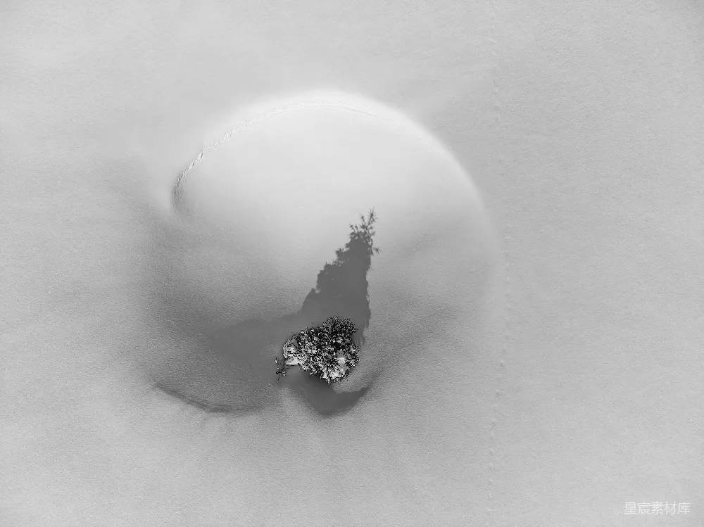 高清摄影 实验性 一张黑白照片，照片中是一个雪球。