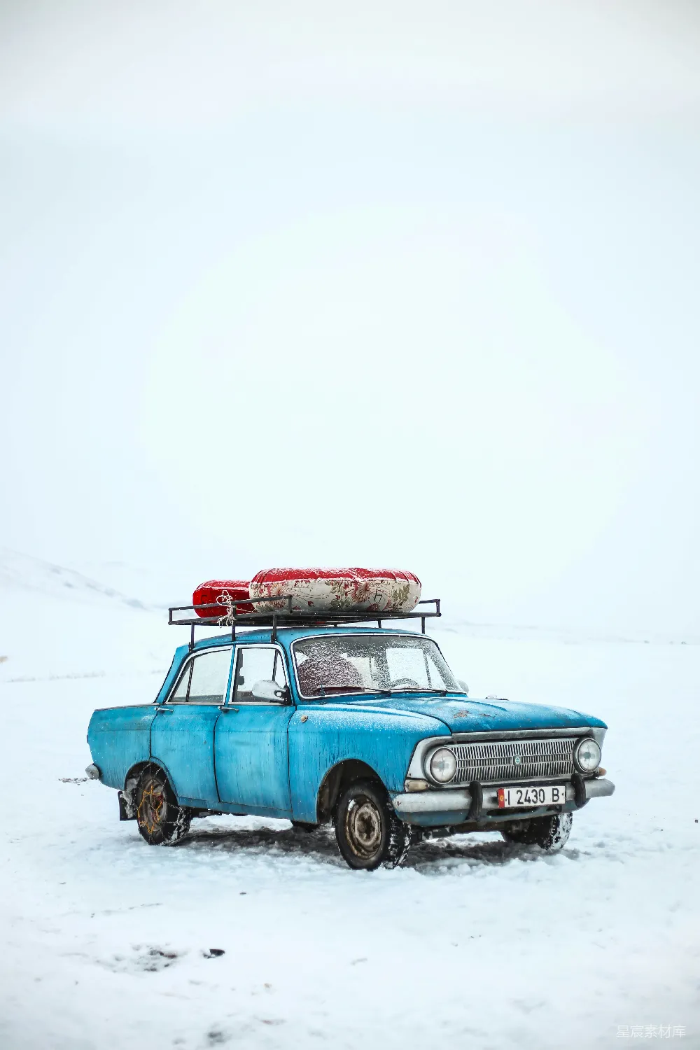 高清摄影  蓝色轿车停在雪地上