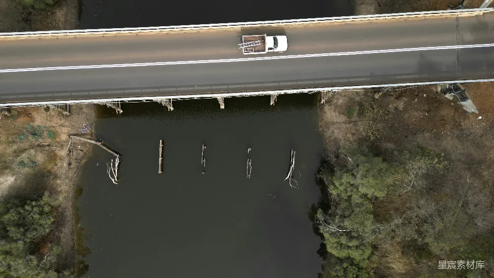 高清摄影  空中俯瞰一条道路和一座桥梁的景象。