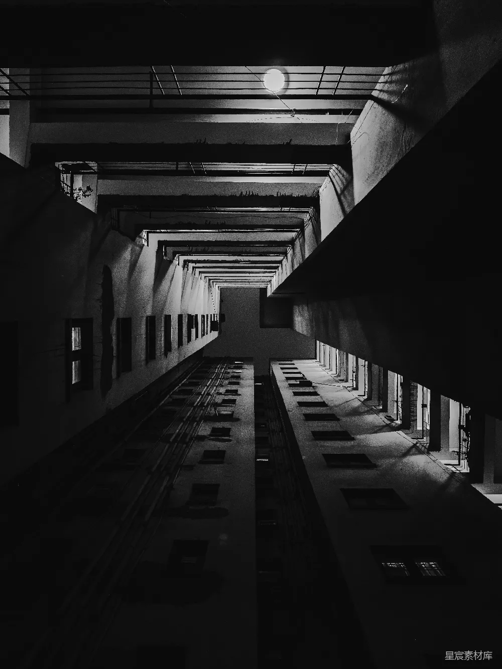 高清摄影  一张黑白照片，展示了一个火车站的景象。