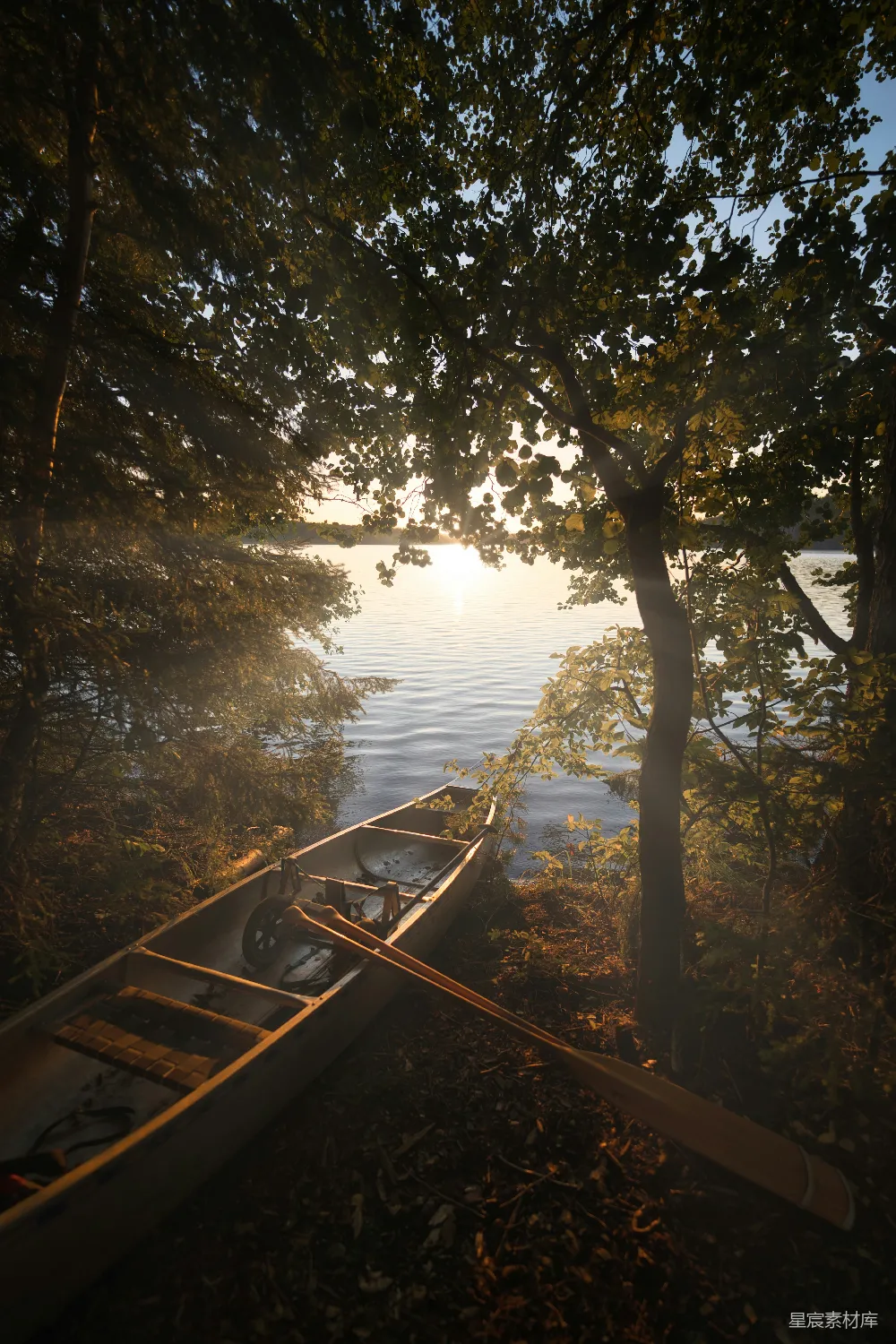 高清摄影 两艘 canoe 坐在湖边。
