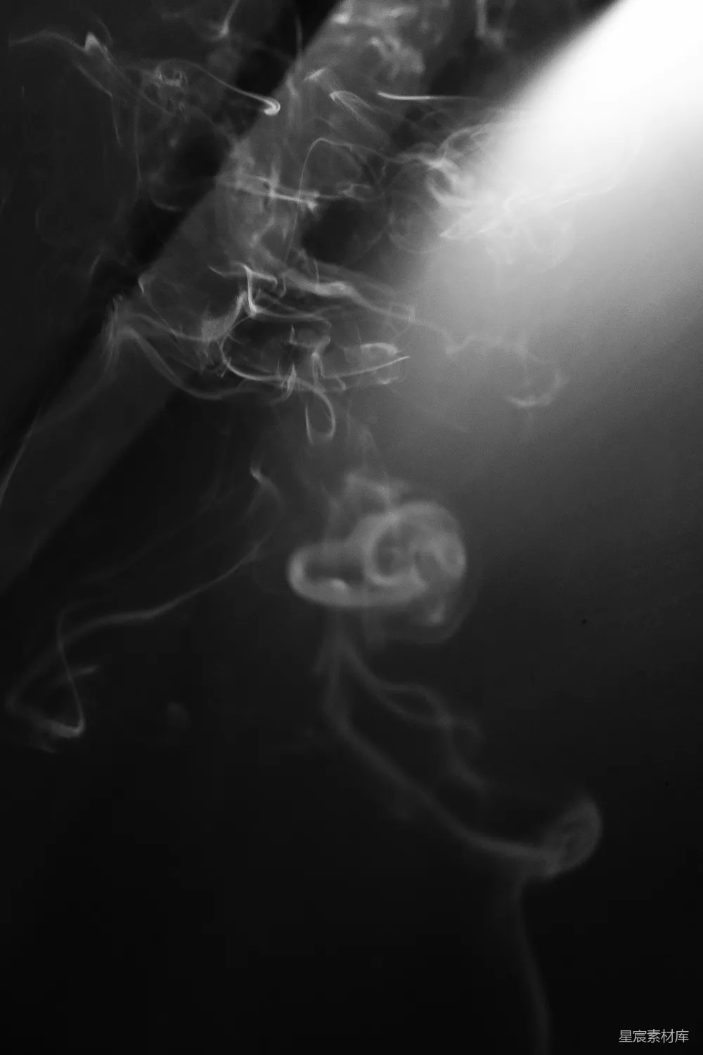 高清摄影  一张黑白照片，照片中有一根管道冒出烟雾。