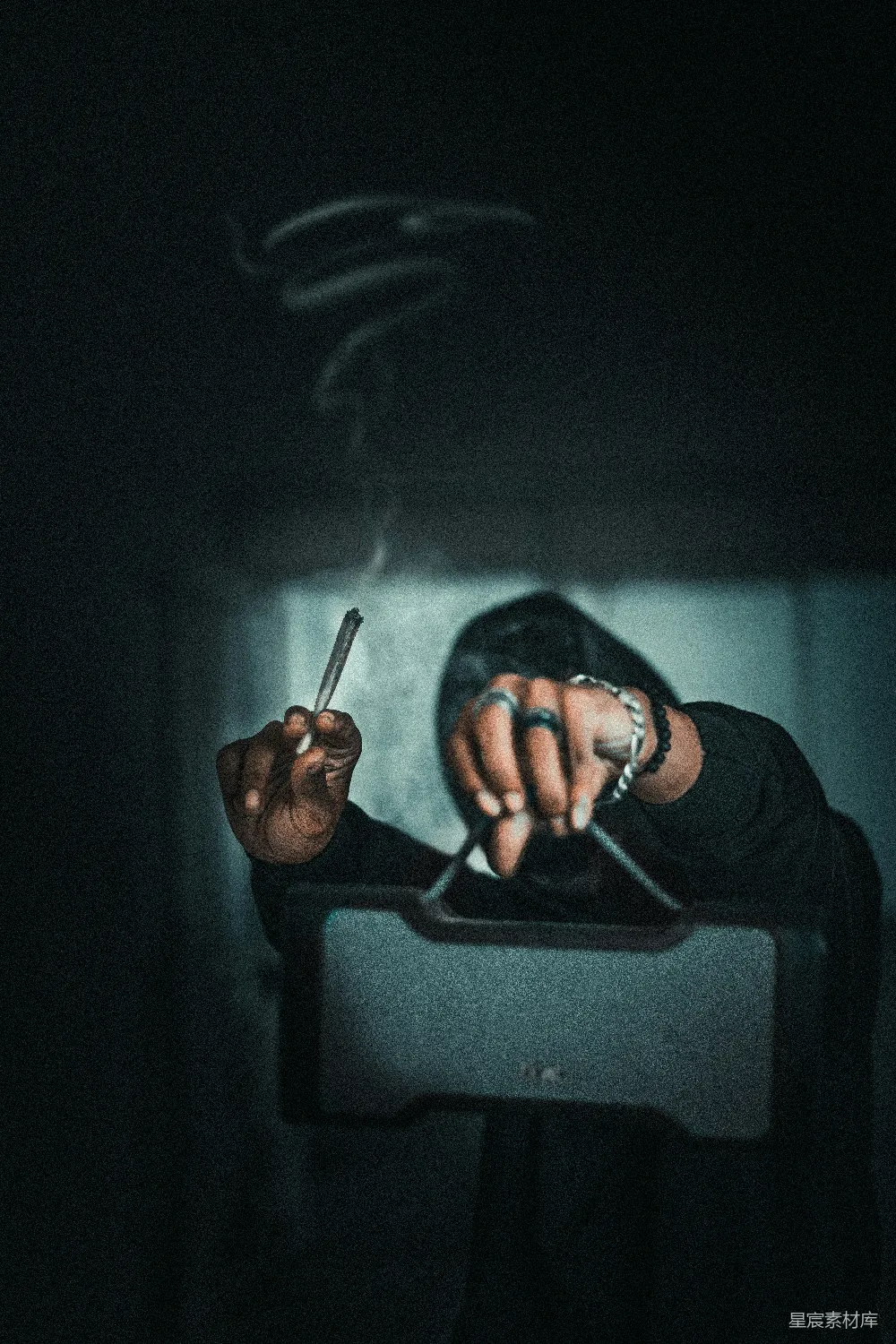 高清摄影  穿黑色长袖衬衫的男人在抽烟。