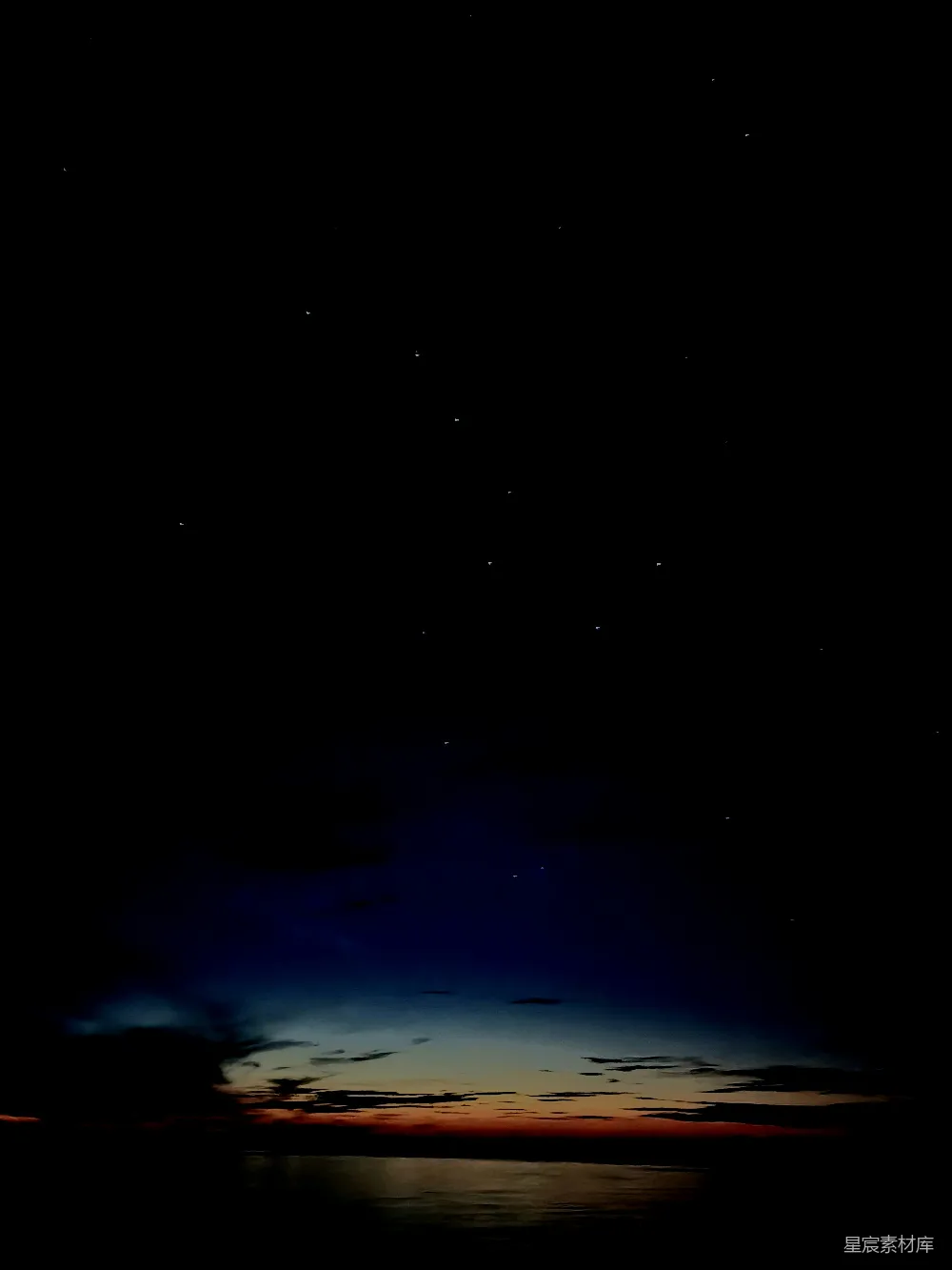 高清摄影  一片水面上方有着乌云密布的夜空。