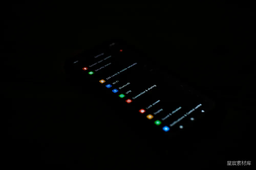 高清摄影  一部智能手机在黑暗中显示应用图标。