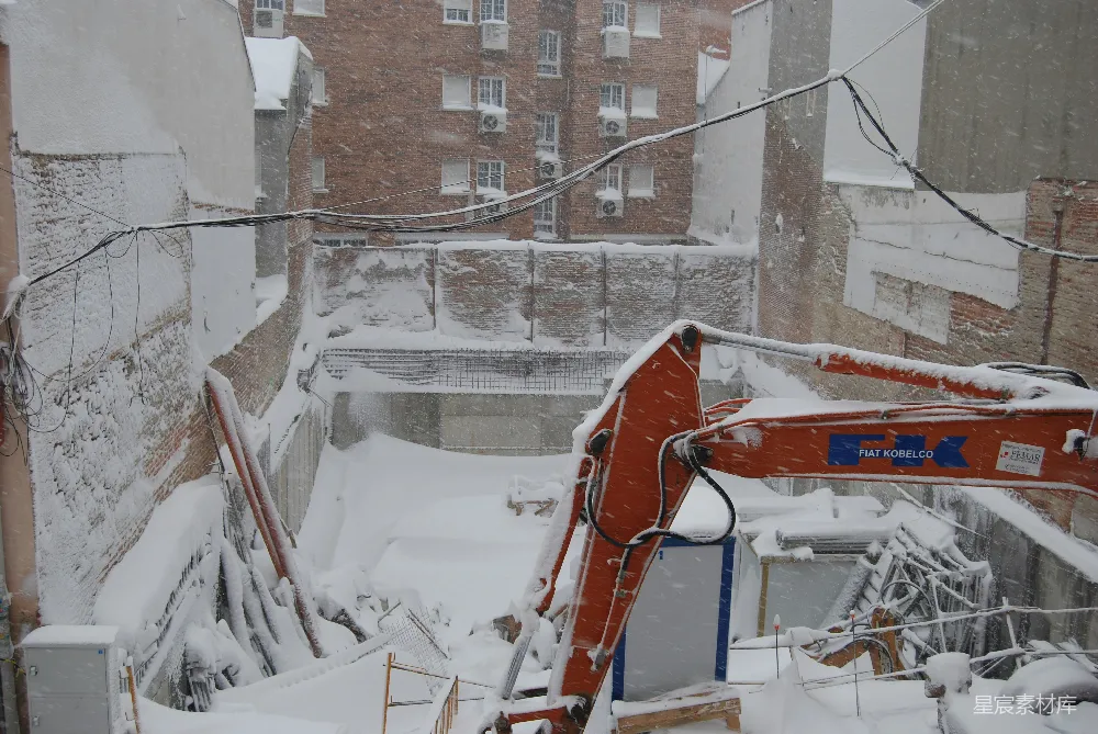 高清摄影  白天覆盖着白雪的棕色混凝土建筑