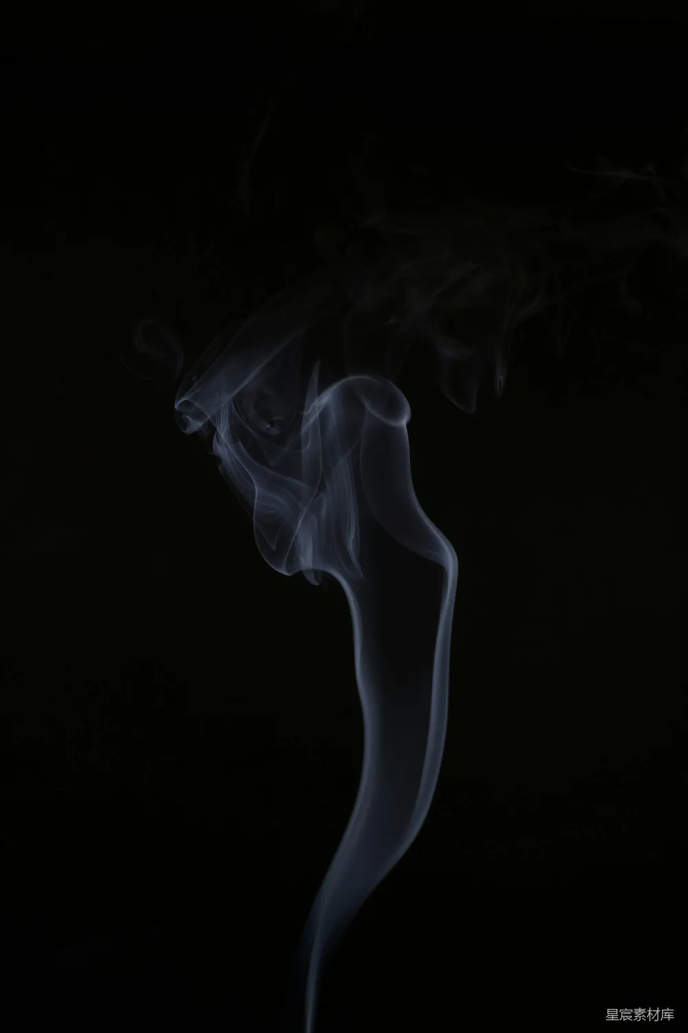 高清摄影  黑夜里升起的缕缕炊烟。