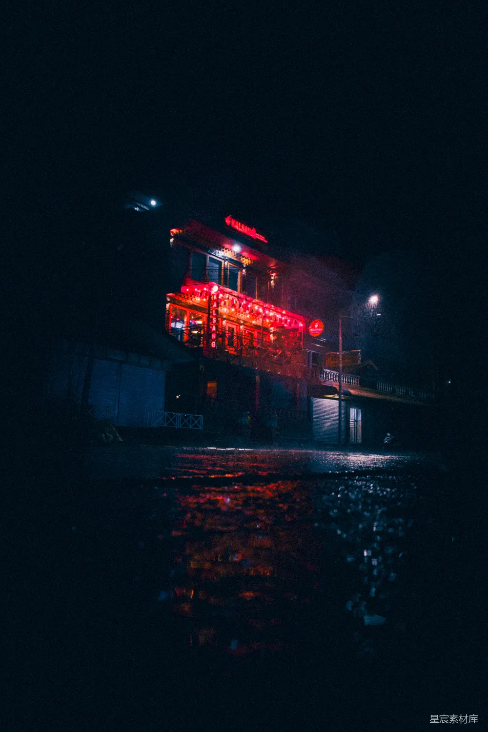 高清摄影  一栋夜间亮着红灯的建筑。