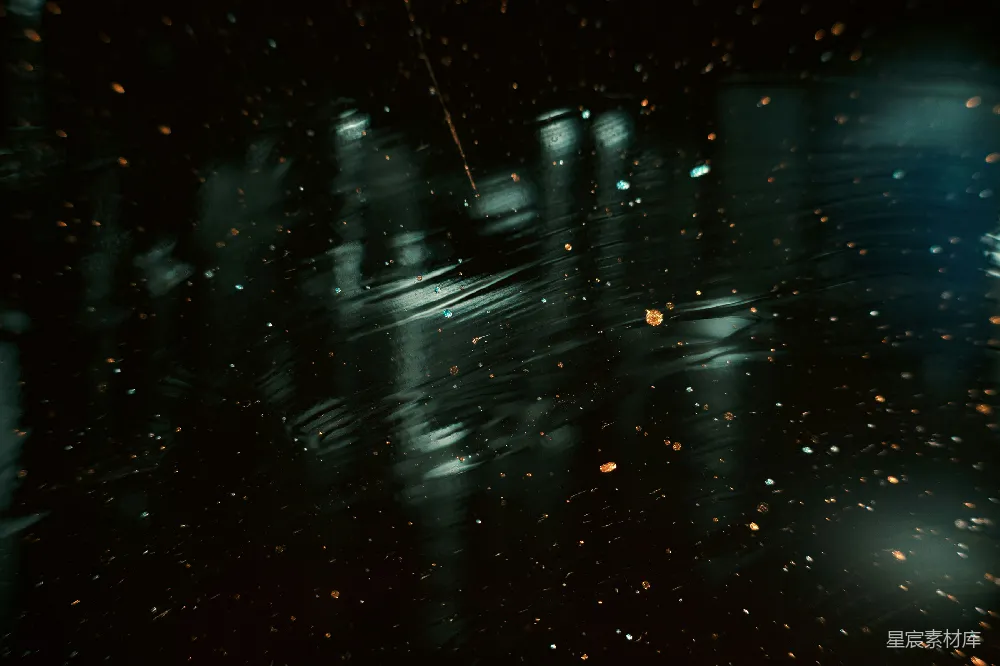 高清摄影  模糊不清的雨水落在地面上的景象