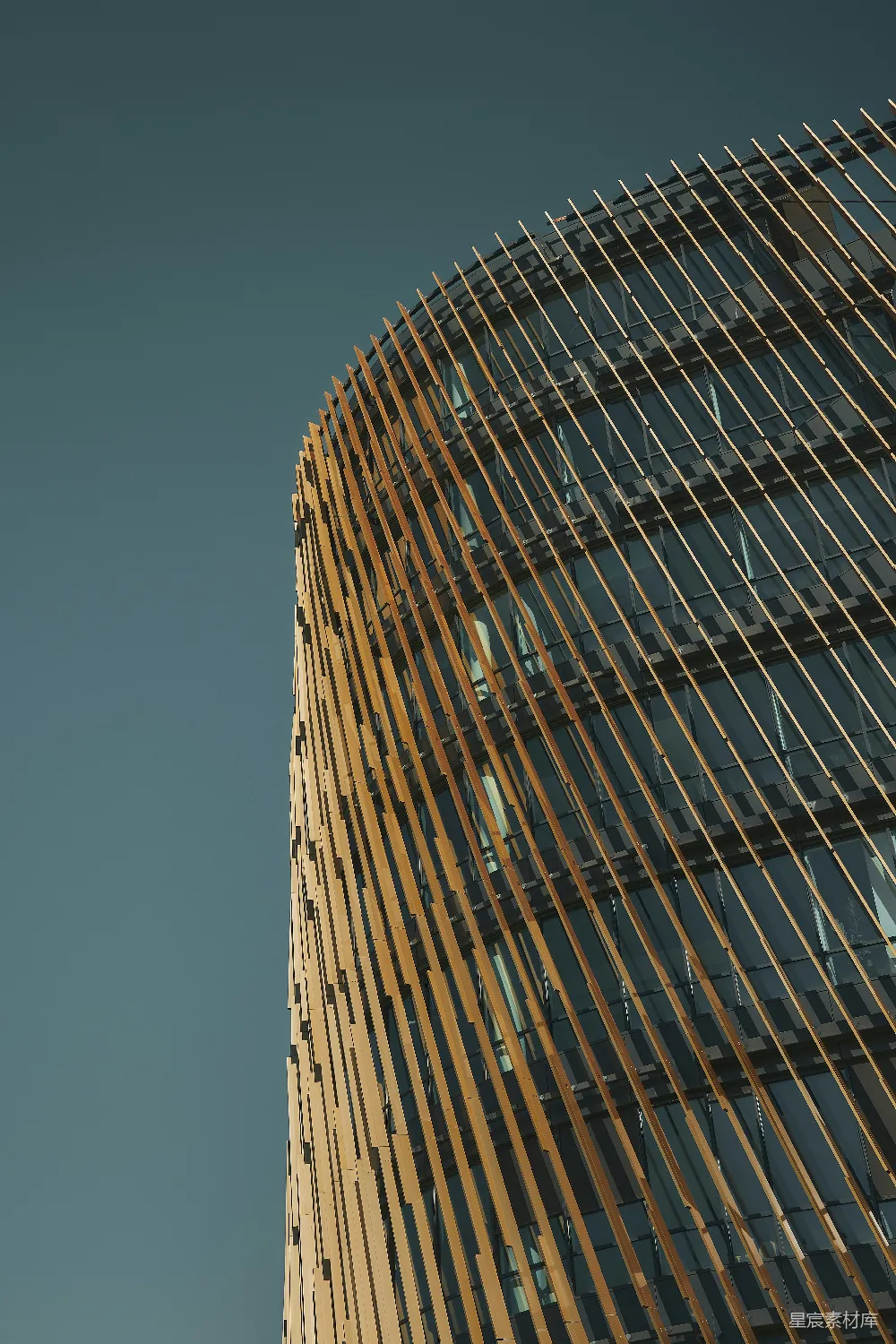 高清摄影  现代建筑，木板结构在蓝天背景下。