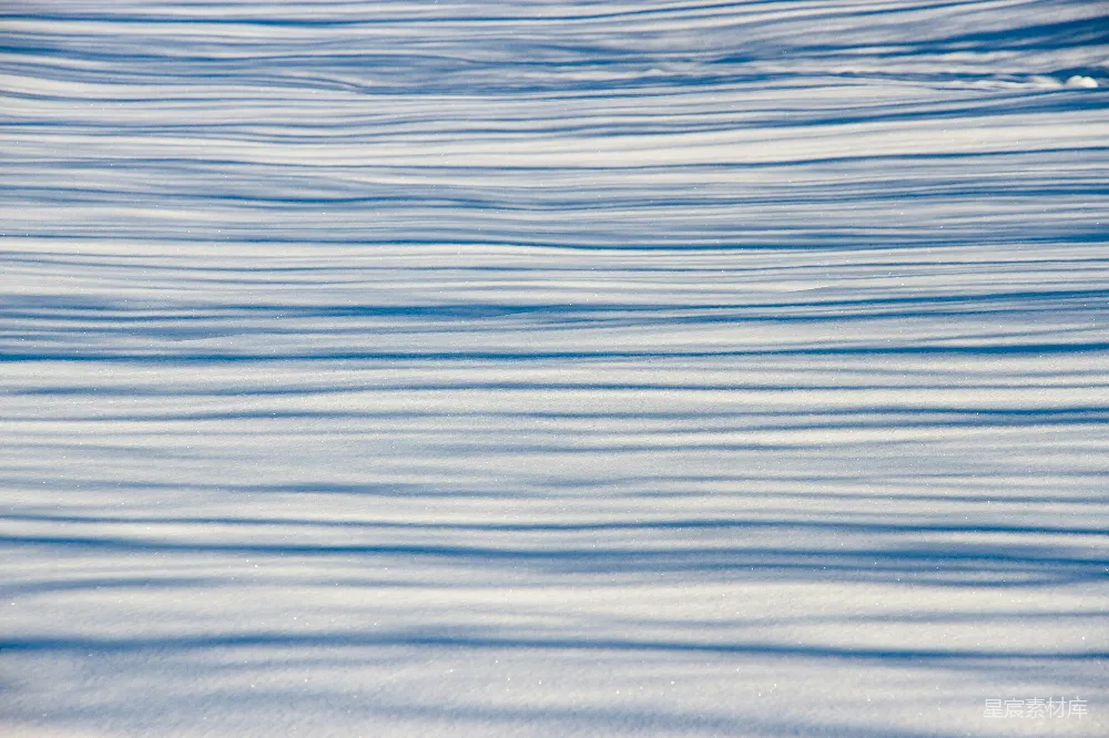 高清摄影  一个人在雪地上滑冰