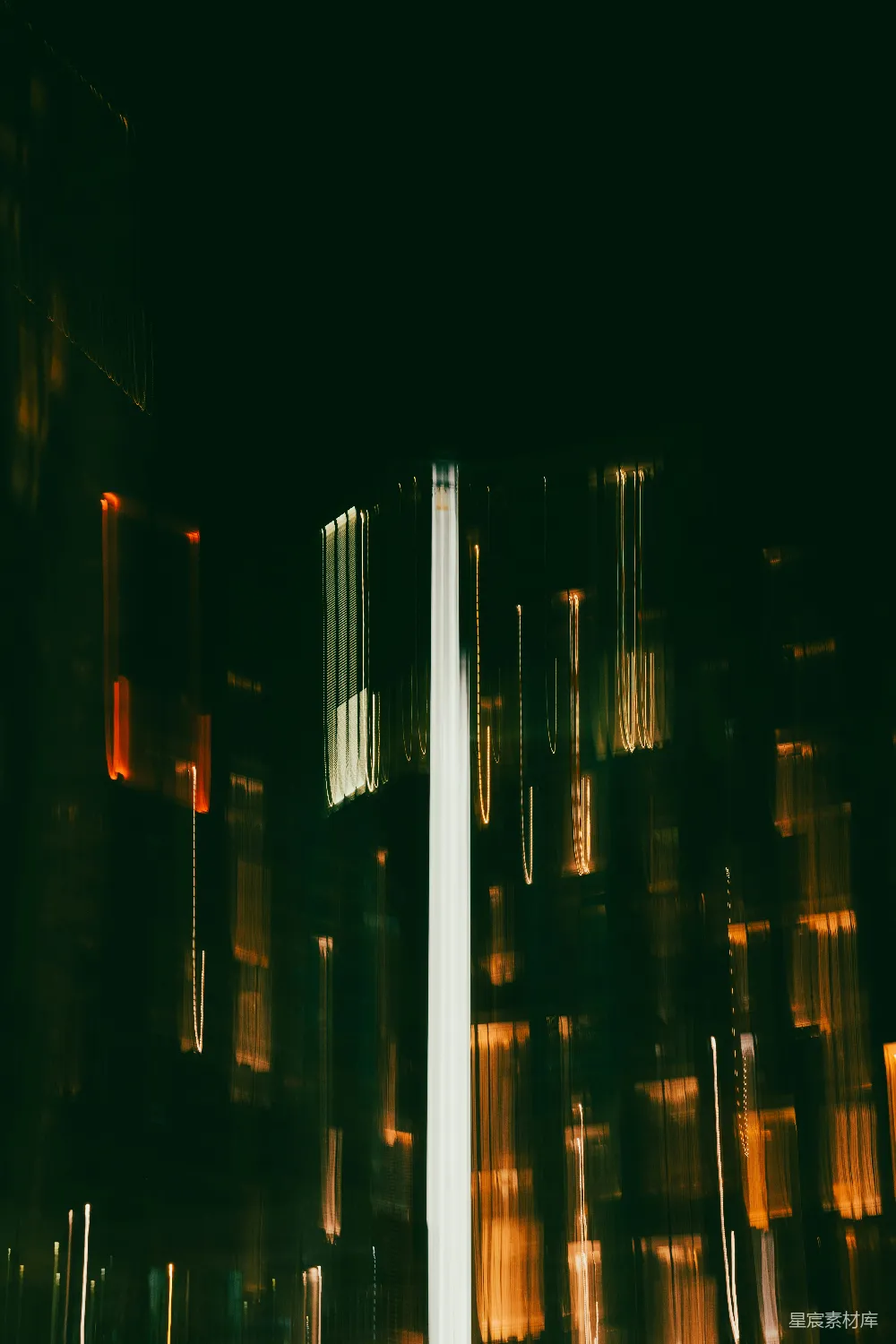 高清摄影 实验性 夜晚城市建筑物上空的光条状抽象图案