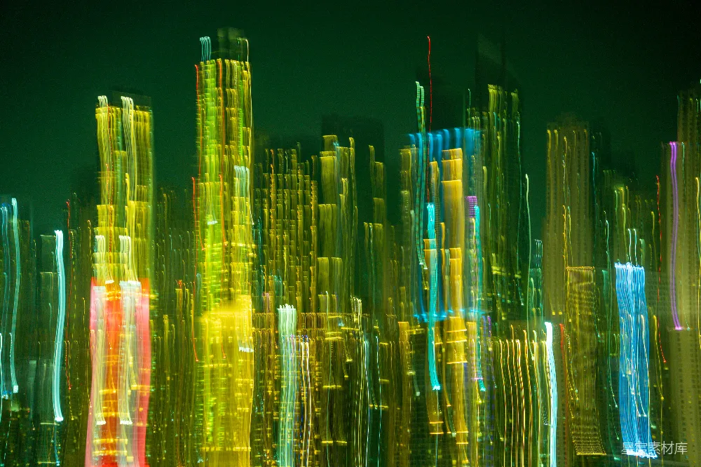 高清摄影  夜晚，城市的灯光模糊成明亮的光带。