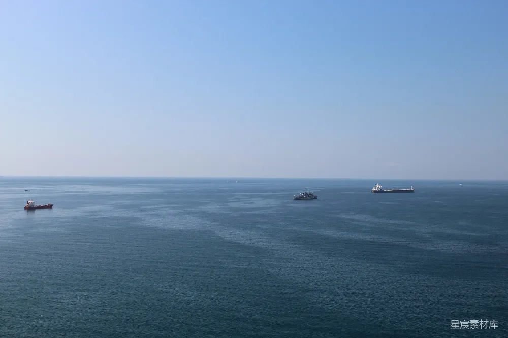 高清摄影 白船在蓝天下海面上的白天景色