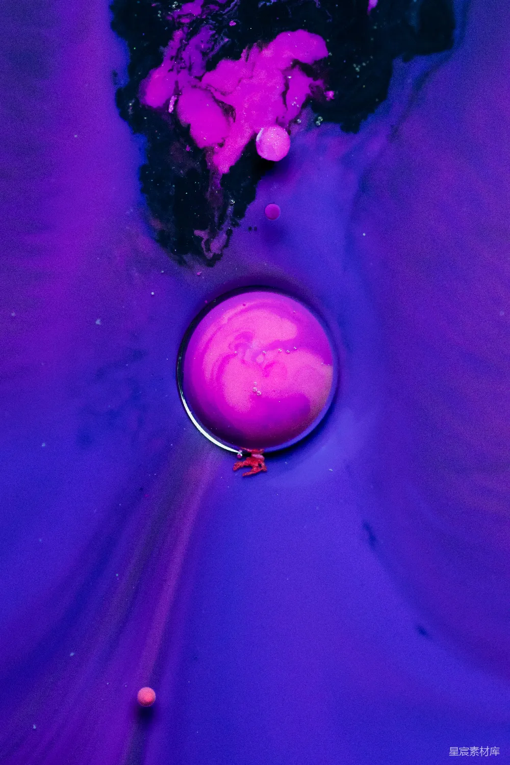 高清摄影 实验性 蓝色水面上的紫色水滴