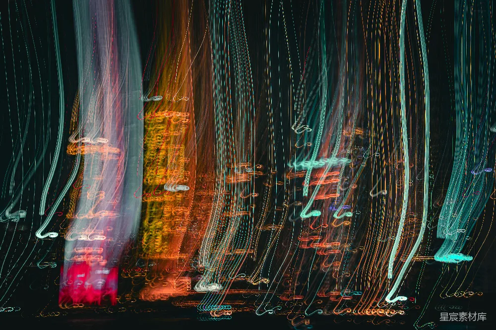 高清摄影  鲜艳、抽象的光线条纹照亮了一个黑暗的背景。