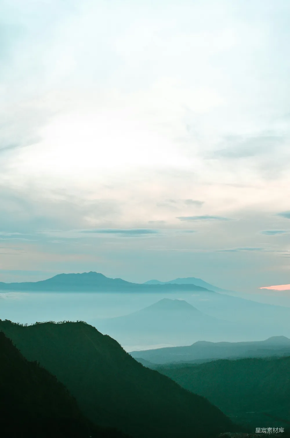 高清摄影  白雲映照下的綠山當日光
