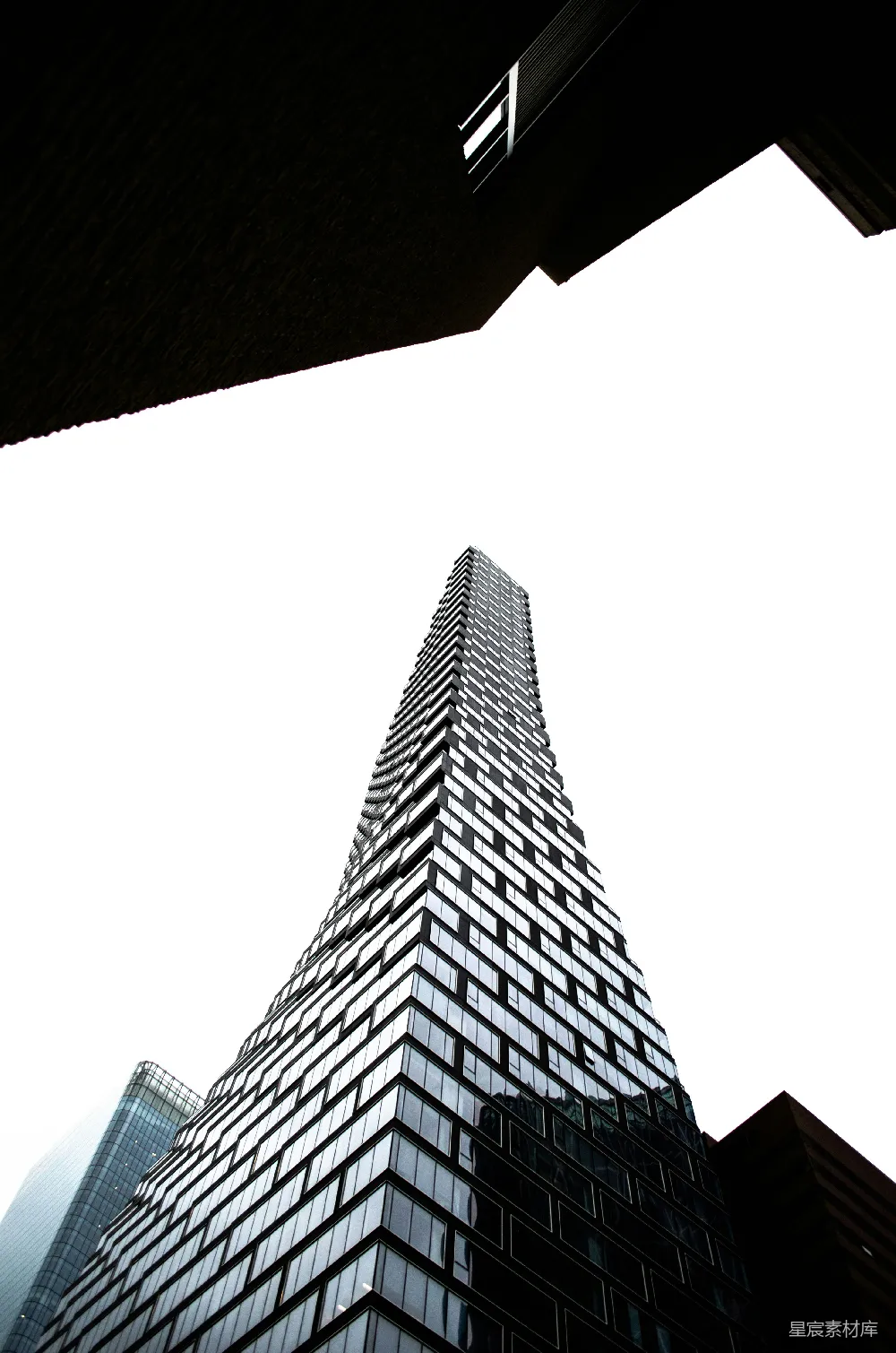 高清摄影 现代 skyscraper 独特扭曲的建筑风格在明亮的天空背景下