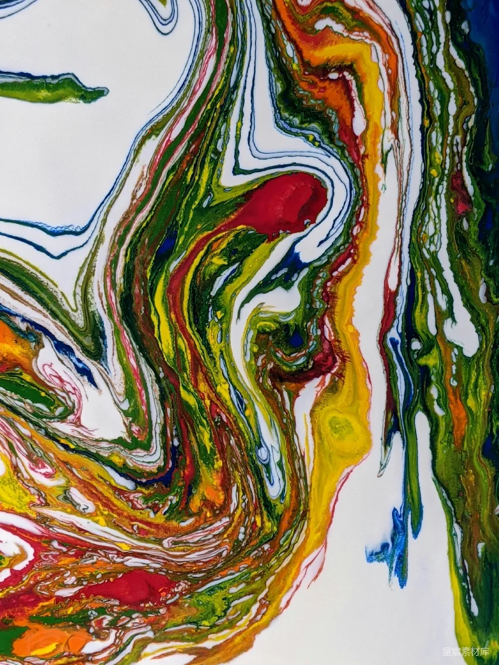 高清摄影  一幅由多彩线条构成的抽象画作，背景为白色。