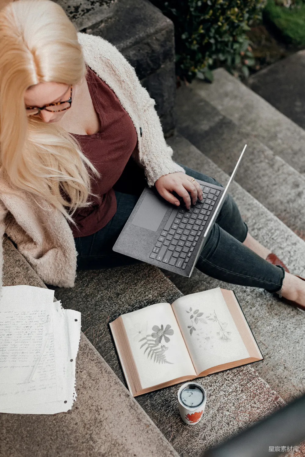 高清摄影  穿着白色针织毛衣的女性使用微软Surface Laptop。