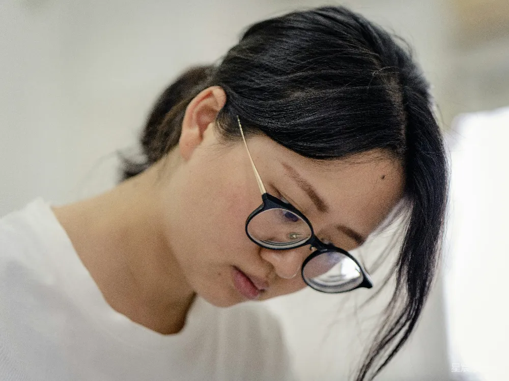 高清摄影  穿着白色圆领衬衫并戴着银框眼镜的女人