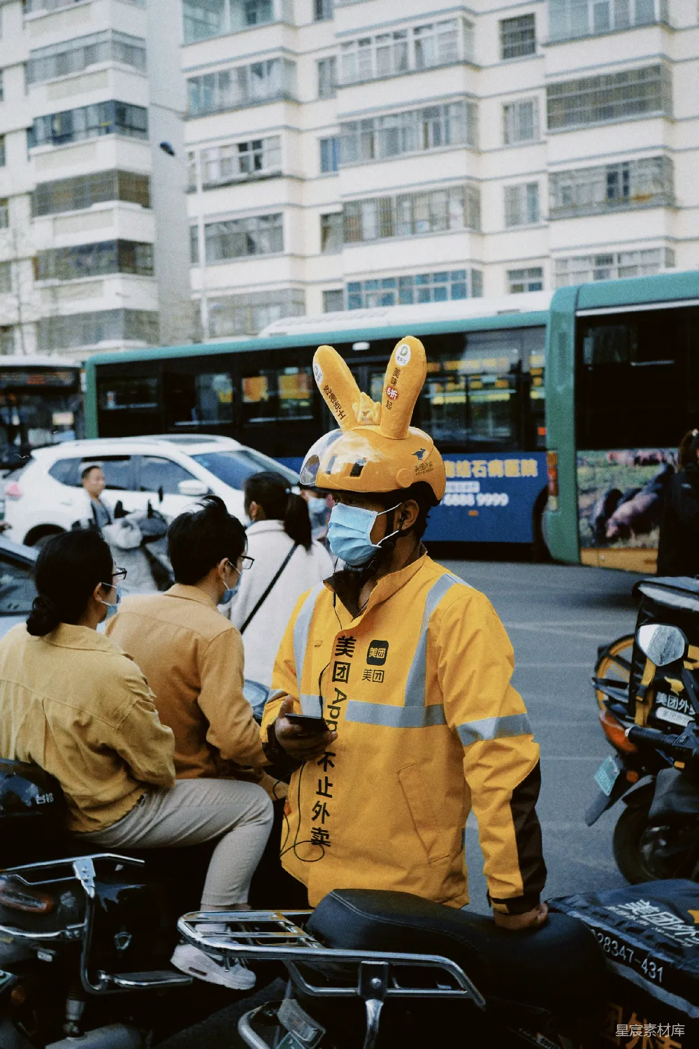 高清摄影 人物 穿着黄白制服的人在白天骑摩托车