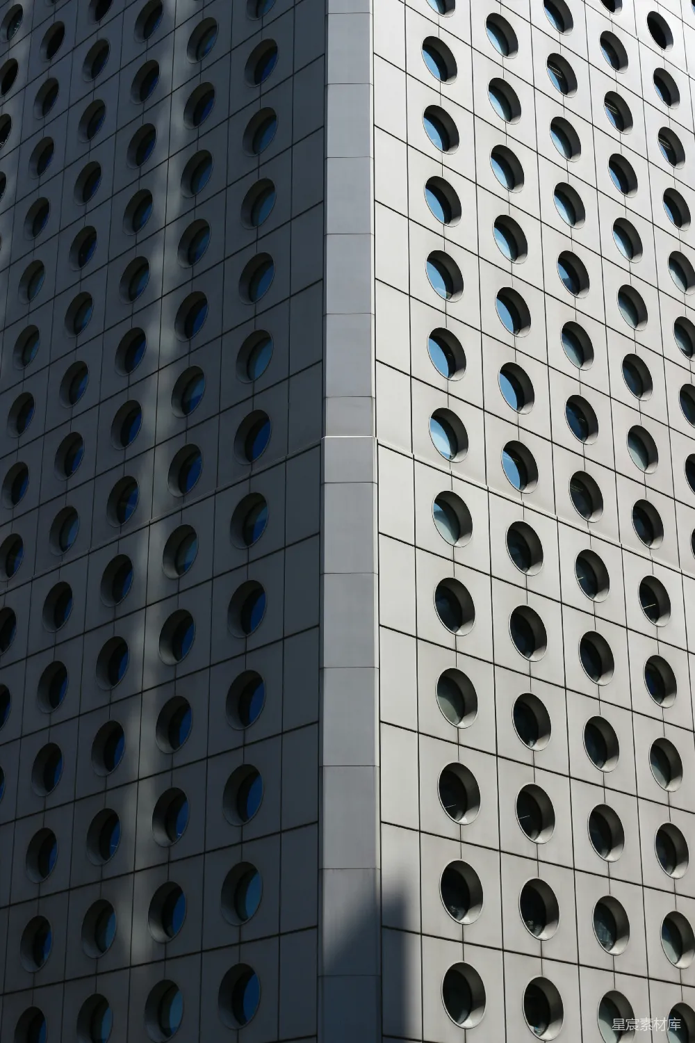 高清摄影 壁纸 一座高大的建筑，有许多圆形窗户。