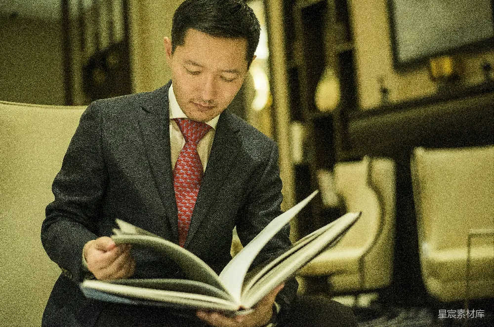 高清摄影  穿黑色西装的男人在看书