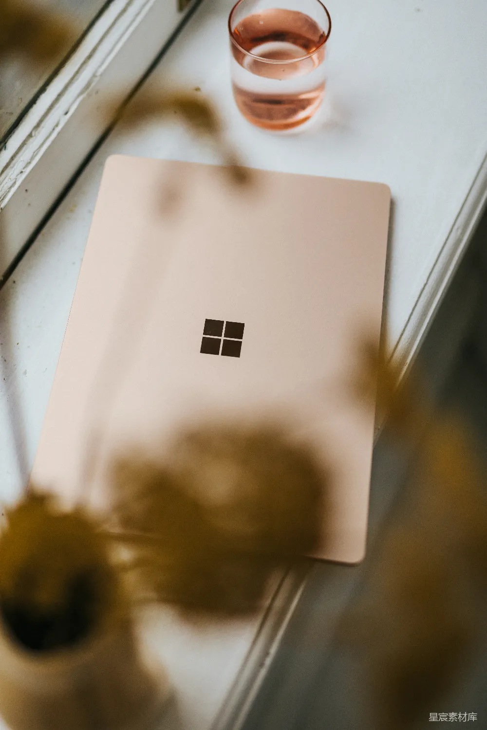 高清摄影  带有砂岩色表面的Surface Laptop放在窗台上