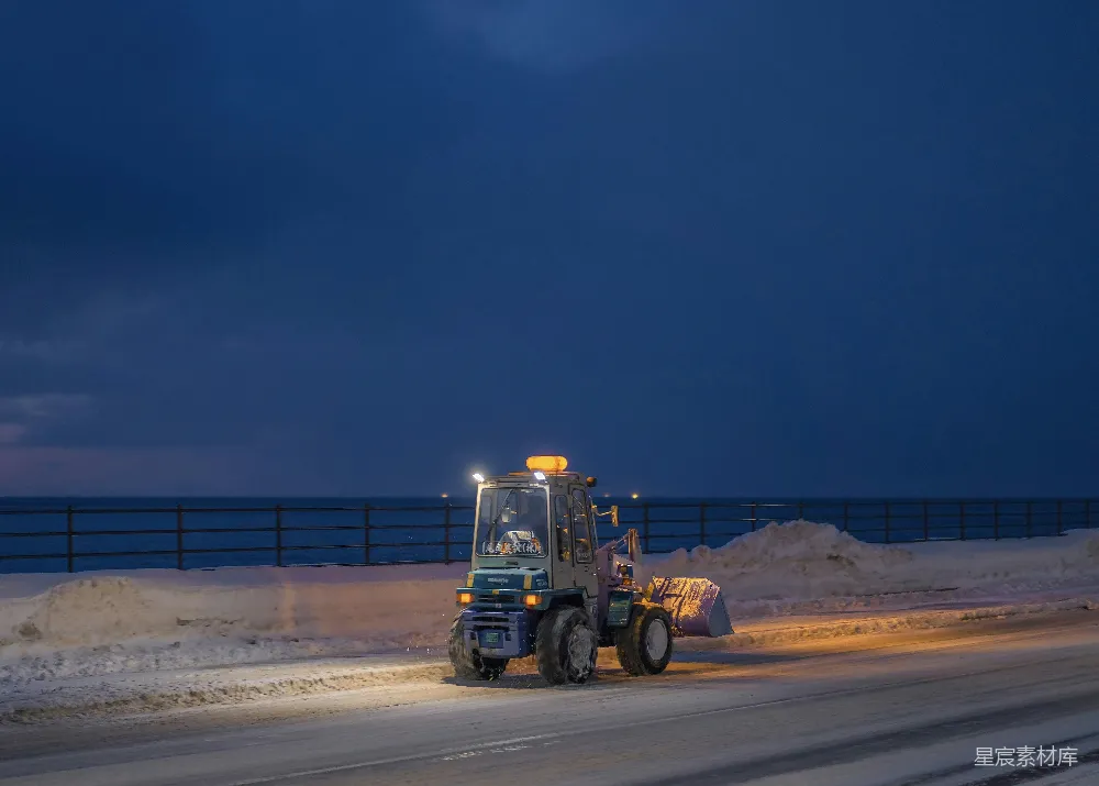高清摄影 壁纸 一台拖拉机在积雪覆盖的道路上行驶