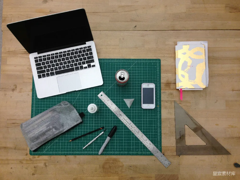 高清摄影  平板拍摄，展示MacBook、尺子和罐子。