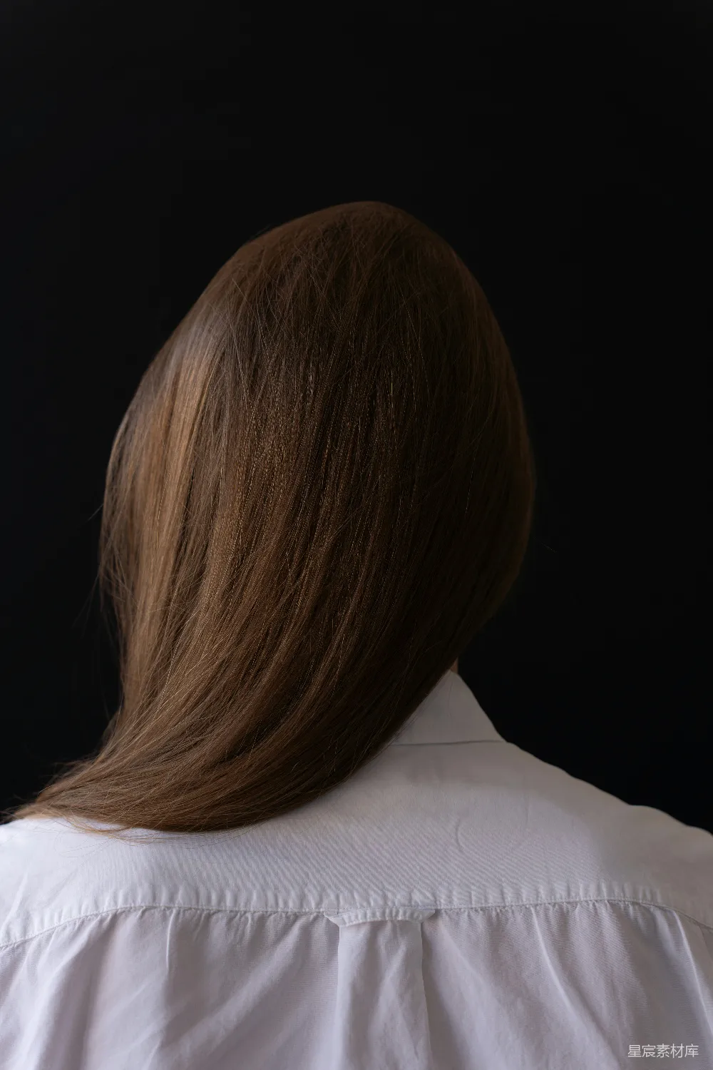 高清摄影  一位长发女人的后脑勺。